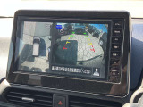 360度ビューカメラを搭載。4方の小型カメラの映像を処理し、車両真上からの映像に変換しています。