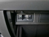 ETCユニットがグローブBOX内に収まっています。