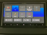 FM・AMやテレビ、Bluetooth Audioなど、複数の音源を画面から選べる仕様です。普段利用する音楽や音声に合わせて切り替えやすく、車内での時間を便利にサポートします。