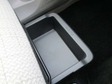 助手席シート下部には収納BOXが付いております。