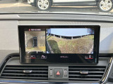 サラウンドビューカメラ装備 車両の4つのカメラから得た映像を合成し、上空から眺めているような映像をモニターに映し出します。車両周辺の歩行者や障害物などの発見に役立ちます。