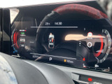 速度やシフト位置、航続可能距離などの情報が画面に集約され、運転中に必要な表示をひと目で確認しやすい構成です。中央の車両表示や左右のメーターも見やすく、日常の運転をサポートします。