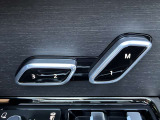 【20ウェイ電動フロントシート】クッション前後、クッション高さ、クッションチルト、電動リクライニング、電動クッションボルスター、4ウェイランバーの調節で最適なポジションで運転をお楽しみいただけます。