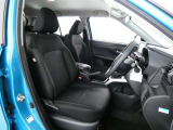高いホールド性で運転姿勢が安定します。長距離ドライブでも疲れにくいのが魅力です。快適なドライビングライフをお送りください♪