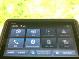 ラジオや電話、Bluetooth Audioなど、画面から各種メニューを選択できます。アイコン表示で項目を把握しやすく、音楽や通話など普段使いの機能を手軽に活用できます。