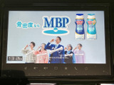 停車中にテレビ映像を楽しめる画面を備えています。画面表示が見やすく、休憩時間などに車内で番組を視聴できるのが便利です。映像コンテンツを身近に楽しみたい方にもおすすめの装備です。