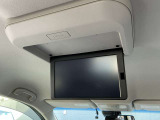 後席用TVモニターは、家族からのリクエストが多い装備品です!長時間のドライブや渋滞のイライラを解消!好きな映画でもいかがですか?