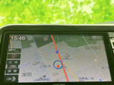 周辺地図と現在地が画面に表示され、目的地までのルート確認に役立ちます。道路や周辺施設の位置を目で追いやすく、初めて訪れる場所への移動時にも心強いナビゲーションです。