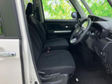 運転席まわりは黒を基調にまとめられ、座面やドア内張りも落ち着いた雰囲気です。乗り降りしやすい開口部から、前席の広さや視界の様子も確認できます。