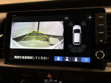リバースギアに入れるだけで後方の表示へ切り替わります。夜間や雨の日の駐車も楽になりますよ。