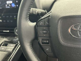 運転中、オーディオの操作をしてて、ハッとしたことはありませんか?ステアリングスイッチは、運転中でもハンドルでオーディオの操作が可能です。安全なドライブをサポートします。