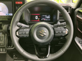 手元に複数のスイッチが配され、運転姿勢を保ちながら必要な操作をしやすいレイアウトです。メーターや周囲の表示を見ながら手元の機能を使えるため、日々の運転をサポートします。