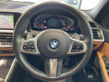BMWのステアリングのリムは、一般的なものより少し太めにデザインされています。 これはタイヤやステアリングシャフトなどを介して伝わる路面からの入力を、しっかりと把握するためです。