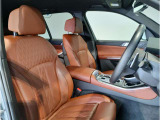 【コックピットシート】BMW車の主役席。車体中央にくる様に配置し車両重心とが一致する事でドライバーと車との一体感あるドライビングを実現。人間工学に基づき形成した形状が長時間のドライブ疲労も軽減します!