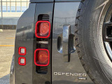 【LEDテールライト】後方車からの視認性も良く、誰が見てもDEFENDERだと一目でわかるデザインに仕上がっています。