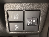 ハンドルの右側にはヘットライトリベライザーとHondaセンシング用のメインスイッチがついています。ヘッドライトリベライザーは道路状況や積荷の加重に応じてライトの高さを調節できます。