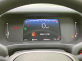 速度やシフト位置、時刻などの情報がまとまり、運転に必要な表示を確認しやすい配置です。中央の画面表示も見やすく、走行前や運転中に車両情報を把握しやすいメーターまわりとなっています。
