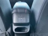 後部席にもスマートフォンの充電端子が装着されていますので後部席の方も安心してドライブが楽しめます。