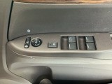 運転席のスイッチで全てのウィンドウの開閉操作を行うことができます。ロックボタンをONにしておくと、運転席以外のウィンドウは作動しないのでお子様を乗せているときなども安心ですね♪