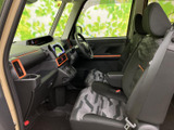 前席は身体を預けやすい形状で、柄のあるシートが車内にほどよいアクセントを添えます。足元にもゆとりがあり、日常の移動から長めのお出かけまで快適に過ごせます。