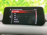 FM・AMやBluetoothなど、選べる音源が画面に一覧表示されます。項目が見やすく整理されており、その日の気分や利用シーンに合わせて音楽や情報を選びやすい装備です。