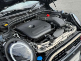 MINIの心臓部であるエンジンは、納車前に専任メカニックが丁寧に点検・整備を実施。細部までしっかり確認し、ベストなコンディションでお届けしますので、安心して快適なドライブをお楽しみいただけます。