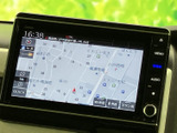 周辺の道路や施設が画面に表示され、現在地を確認しながら目的地までの道順を把握できます。地図表示を活用できるので、初めて訪れる場所へのお出かけにも便利です。