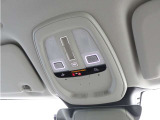 運転席ドアの全景です。キャビンを彩るすべてのものに、機能を形にした美しさが備わっています。