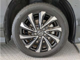 スポーティな印象を与える純正ホイールです。どこまでも走っていきたくなるようなデザインですね♪