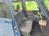 明るい色合いのドア内張りと落ち着いた表情のシートが組み合わされ、運転席まわりはゆったりとした印象です。大きな窓から外の様子も確認しやすく、乗り降りも快適です。