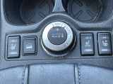 中央シフトレバー手前には、4WD切り替えダイヤルとヒートシータースイッチです。