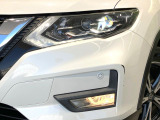 【LEDヘッドライト】悪天候や夜間走行時も良好な視界を確保し安心して運転できる高輝度LEDヘッドライトを装備!点灯速度が早く、消費電力も抑えられています。