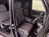 座面も厚みがあり背もたれも高く、広い足元にゆったり座れるシートです。運転席と助手席の間が空いている為、助手席側への移動がスムーズです。交通量の多い道でも助手席側から乗り降りができます。