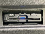 料金所をスムーズに通過できるETC車載器が備わっているかは、車内の装備表示と合わせてご確認ください。こちらの画像では鍵類が確認でき、ETC車載器の有無や仕様については店舗スタッフまでお尋ねください。