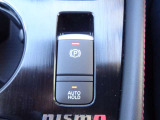 オートブレーキホールド機能は運転者のブレーキ操作によって停車した際に自動的にブレーキ力を保持する機能です。ブレ-キが保持されているときにアクセルペダルを踏むとブレ-キが解除され発進する事が出来ます