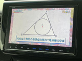 テレビ番組を画面で視聴できる装備です。お出かけ先で停車して休憩する際にも映像を楽しめ、車内で過ごす時間のひとときに便利にご活用いただけます。