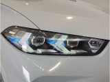【LEDヘッドライト】先進のLEDテクノロジーを採用。放射される白色光の周波特性は太陽光に近く、バイキセノン・ヘッドライトを上回るコントラストで更に明るく輝きます!