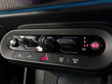 MINIの運転席操作部は、中央に構えるディスプレイが最大の特徴です。航空機を思わせるトグルスイッチなど、直感的で遊び心のあるメカニカルな操作感が、ゴーカートのような走りの高揚感を高めます。
