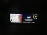 後退時には、リヤの4つのセンサーが障害物を検知し、必要に応じてブレーキが作動するよう設計されています。サイドビュー映像も表示され、周囲を確認しやすく、見えにくいガレージへの車庫入れも安心です。