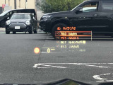 人気のヘッドアップディスプレイ!現在の車速、ナビゲーション・システムによるルート案内の矢印表示、チェック・コントロール、前車接近警告など、さまざまな情報をドライバーの視界内に直接表示いたします!
