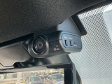 【ドライブレコーダー搭載車!】 前方と車内と後方を録画できるドライブレコーダーも装着されていますので安心して快適なドライブが楽しめますね。