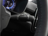 雨滴を自動感知して展開量を自動調整するレインセンスワイパーも標準搭載。突然のゲリラ豪雨や霧雨の続く中でのトンネル連続通過など、騒がしく手を動かす必要はもうありません。