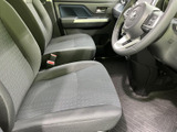 運転席と助手席が並ぶ前席は、落ち着いた色合いのシートと足元の空間でゆったり過ごせます。視界を遮りにくい室内レイアウトで、乗り降りの際も開放感があります。
