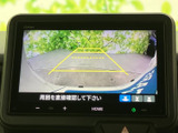 後方の様子をモニターで確認でき、画面には目安となるガイド線も表示されます。駐車時や後退時の周囲確認を助け、車両の後ろを直接確かめながら操作できます。