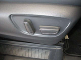 パワーシート搭載。微妙な調整が手軽にでき、ピッタリのポジションで運転することが可能です。