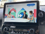 停車中にテレビ番組を視聴でき、休憩時間など車内で過ごす際にも便利です。画面は見やすい大きさで、番組の映像を楽しみながら停車中の時間を過ごせます。