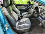 運転席と助手席には、濃淡の切り替えがあるシートを採用し、落ち着いた雰囲気にまとめています。前席まわりは足元やセンター部まで見渡しやすく、乗り降りの際にも室内の様子を確認しやすい空間です。