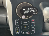 【オートエアコン】一度お好みの温度に設定すれば、車内の温度を検知し風量や温度を自動で調整。暑い&hellip;寒い&hellip;と何度もスイッチ操作をする必要はありません。快適な車内空間には必須の機能ですね♪