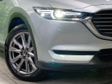 【LEDヘッドライト】悪天候や夜間走行時も良好な視界を確保し安心して運転できる高輝度LEDヘッドライトを装備!点灯速度が早く、消費電力も抑えられています。