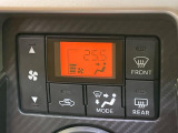 【オートエアコン】一度お好みの温度に設定すれば、車内の温度を検知し風量や温度を自動で調整。暑い&hellip;寒い&hellip;と何度もスイッチ操作をする必要はありません。快適な車内空間には必須の機能ですね♪